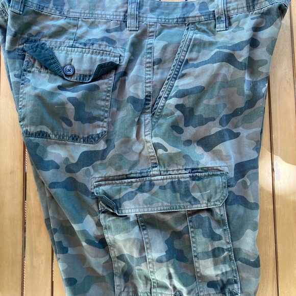 Amazon Essentials Mens Green Camo Cargo Shorts Size 40 - Picture 7 of 10
